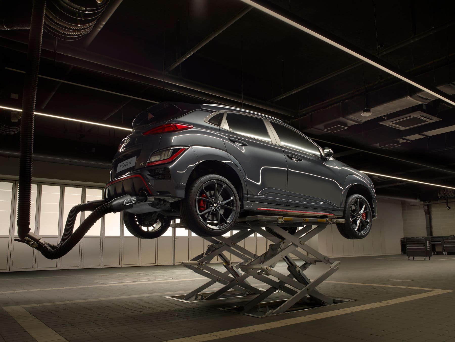 Veículo em uma oficina moderna de reparação automotiva